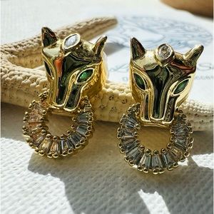 Aretes de inspiración Cartie en Oro Laminado 14k. Cabeza de puma. De 📌pinchito.